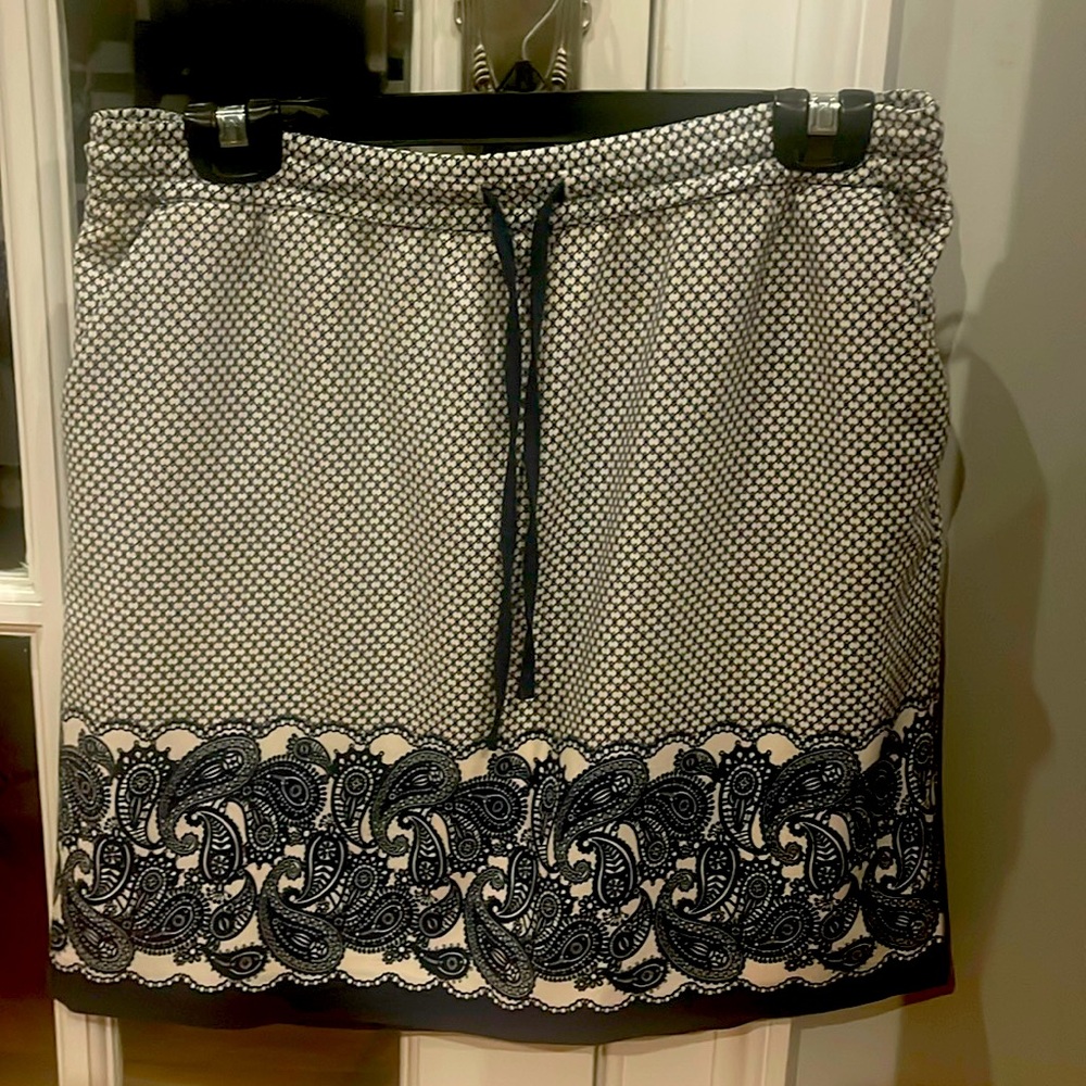Cute navy and white skirt. Size medium. Easy to wear elastic waist.
